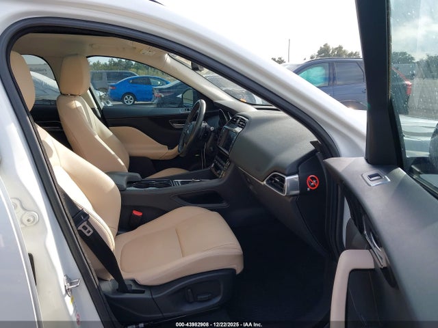 2017 JAGUAR F-PACE SADCJ2BV5HA885823 Photo 4