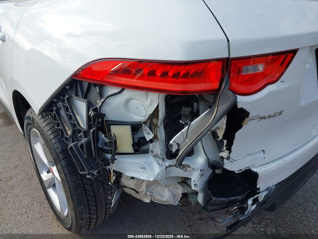 2017 JAGUAR F-PACE SADCJ2BV5HA885823 Photo 5