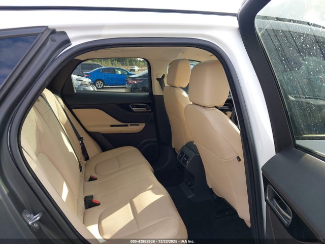 2017 JAGUAR F-PACE SADCJ2BV5HA885823 Photo 7