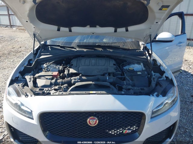2017 JAGUAR F-PACE SADCM2BVXHA064689 Photo 9