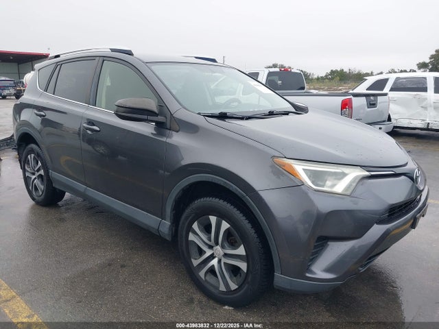 Toyota RAV4 LE 2016 JTMBFREV7GJ071975 головне зображення
