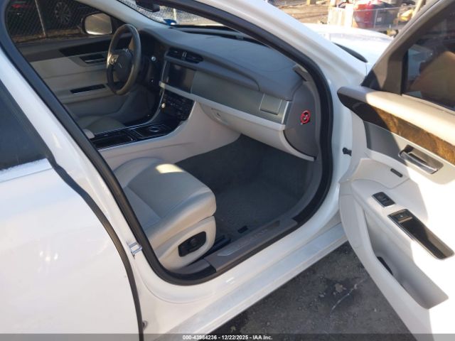 2016 JAGUAR XF SAJBK4BV4GCY20630 Photo 4