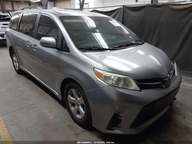 Toyota Sienna Le 8 Passenger 2018 5TDKZ3DCXJS937683 zdjęcie główne