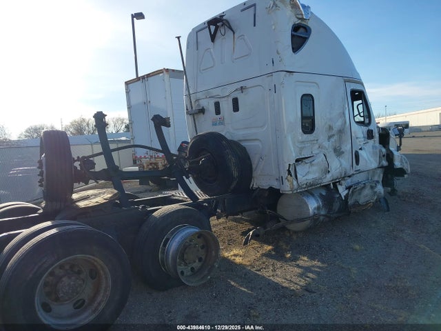 43984610 :رقم المزاد ، 3AKJGLDR8GSGZ3211 vin ، 2016 Freightliner Cascadia 125 مزاد بيع