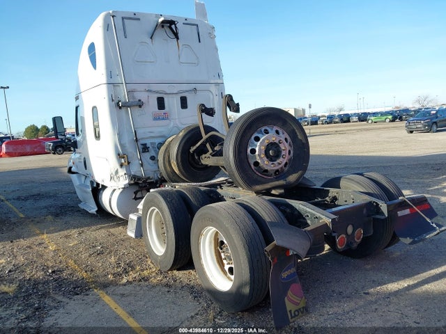 43984610 :رقم المزاد ، 3AKJGLDR8GSGZ3211 vin ، 2016 Freightliner Cascadia 125 مزاد بيع