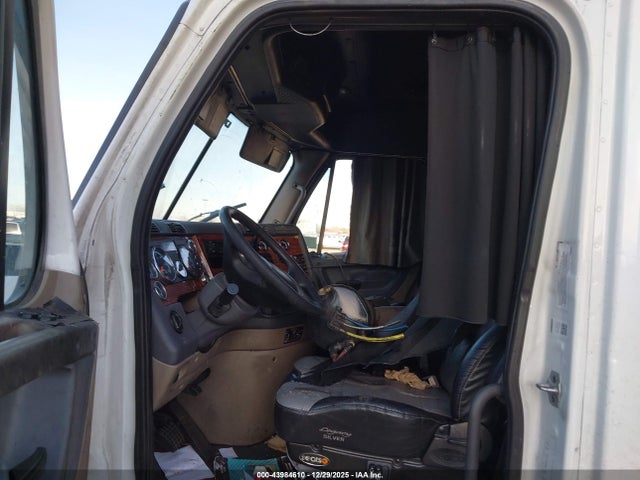 43984610 :رقم المزاد ، 3AKJGLDR8GSGZ3211 vin ، 2016 Freightliner Cascadia 125 مزاد بيع
