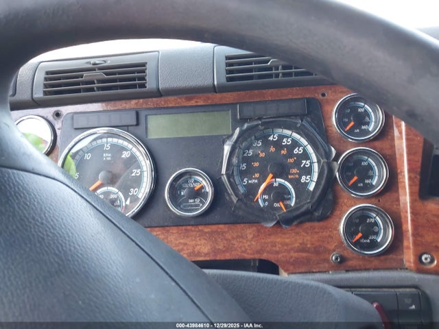 43984610 :رقم المزاد ، 3AKJGLDR8GSGZ3211 vin ، 2016 Freightliner Cascadia 125 مزاد بيع