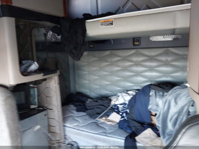 43984610 :رقم المزاد ، 3AKJGLDR8GSGZ3211 vin ، 2016 Freightliner Cascadia 125 مزاد بيع