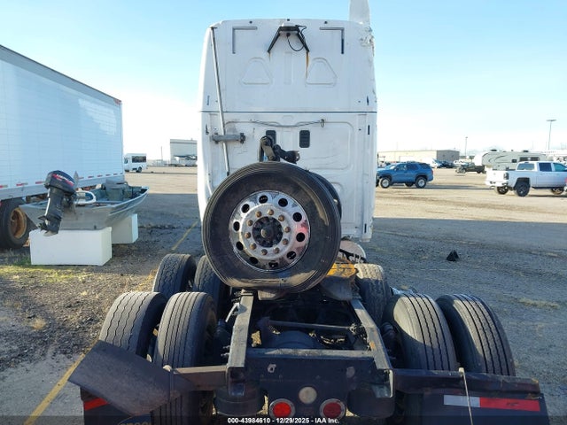 43984610 :رقم المزاد ، 3AKJGLDR8GSGZ3211 vin ، 2016 Freightliner Cascadia 125 مزاد بيع
