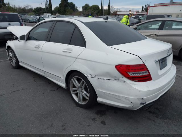 2013 MERCEDES-BENZ C 250 WDDGF4HB1DA856844 Photo 2