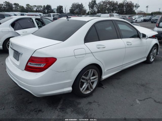 2013 MERCEDES-BENZ C 250 WDDGF4HB1DA856844 Photo 3