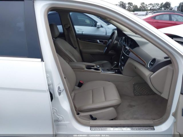 2013 MERCEDES-BENZ C 250 WDDGF4HB1DA856844 Photo 4