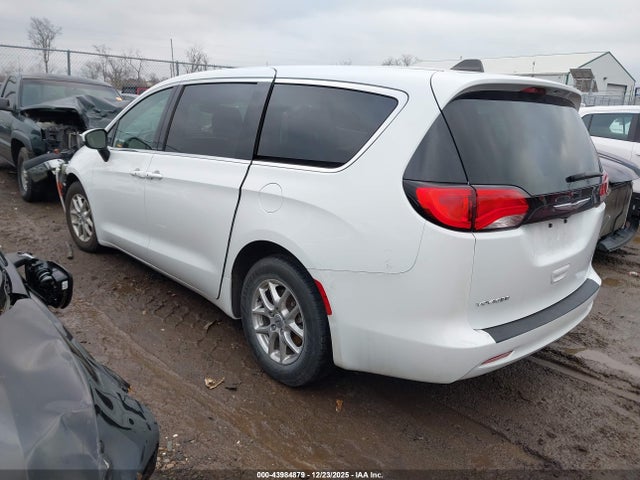 2023 CHRYSLER VOYAGER 2C4RC1CG3PR621682 Photo 2