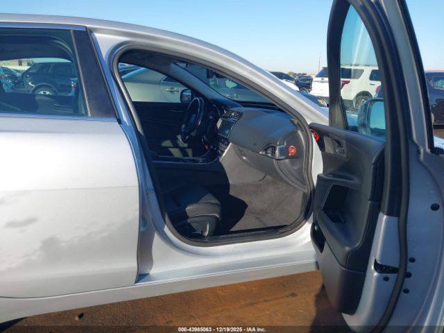 2019 JAGUAR XE SAJAR4FX2KCP48712 Photo 4