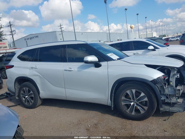 5TDGZRAH3NS100935 Toyota Highlander Xle
