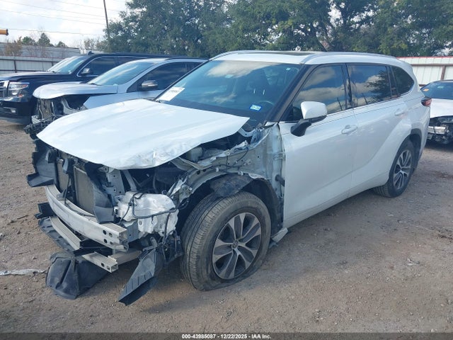 5TDGZRAH3NS100935 Toyota Highlander Xle