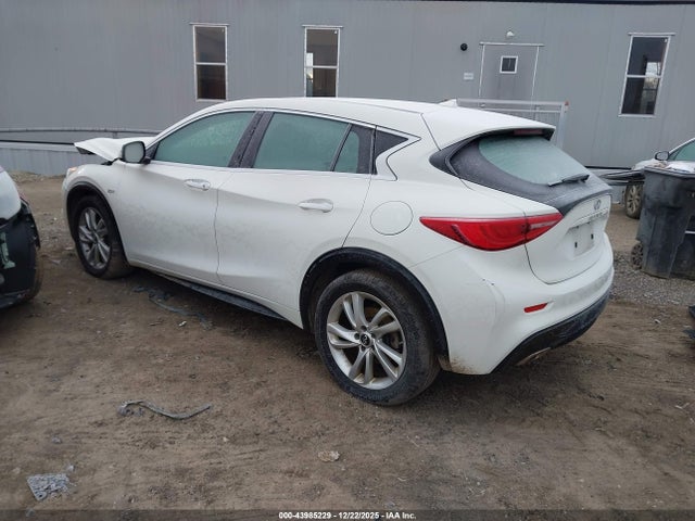 2018 INFINITI QX30 SJKCH5CP2JA055036 Photo 2