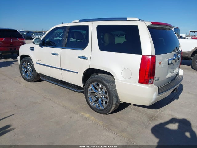 2011 CADILLAC ESCALADE 1GYS3BEF4BR260600 Photo 2