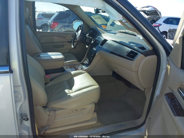 2011 CADILLAC ESCALADE 1GYS3BEF4BR260600 Photo 4