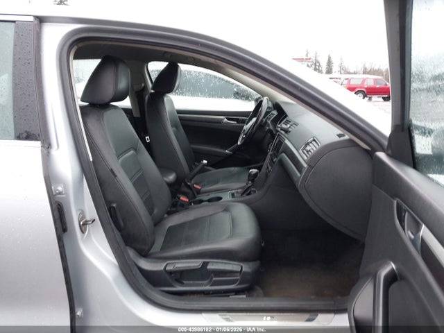 1VWAT7A32GC053222 Volkswagen Passat 1.8t R-line