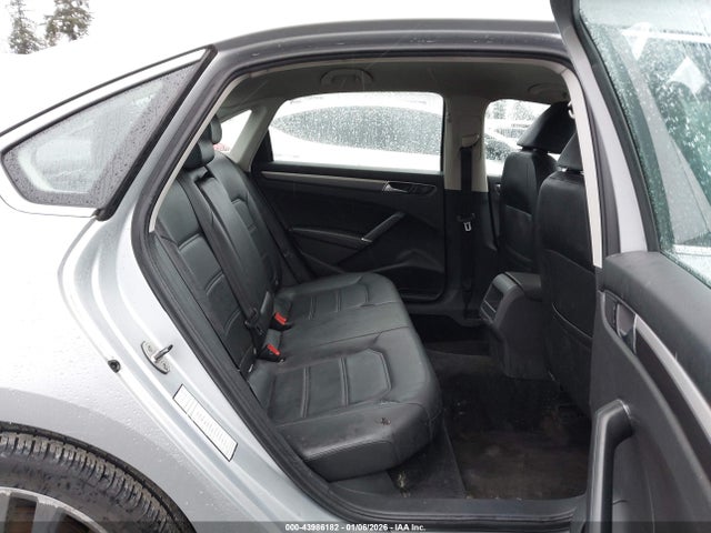 1VWAT7A32GC053222 Volkswagen Passat 1.8t R-line