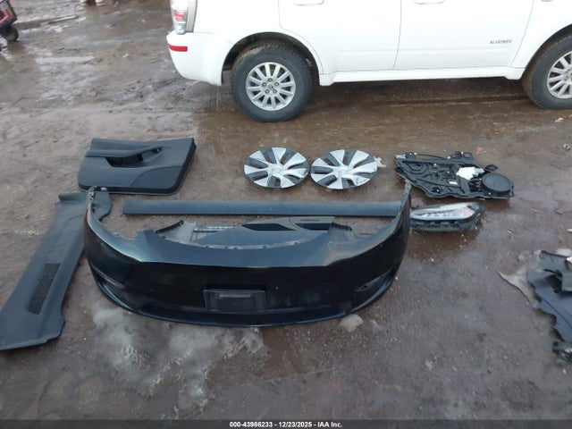 5YJYGDEDXMF114032 Tesla Model Y Standard Range Rear-wheel Drive