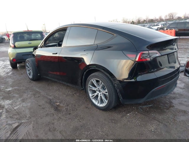 2021 TESLA MODEL Y 5YJYGDEDXMF114032 Photo 2