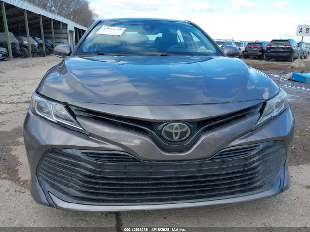 2018 Toyota Camry Le მანქანა იყიდება აუქციონზე, vin: 4T1B11HK5JU647663, აუქციონის ნომერი: 43986239