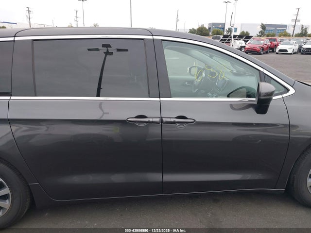 Chrysler Pacifica Hybrid Touring L 2023 2C4RC1L70PR604029 Image 13