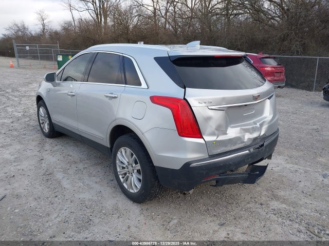 2017 CADILLAC XT5 1GYKNARS6HZ119547 Photo 2