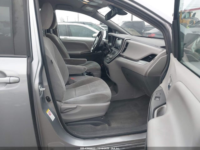 5TDKZ3DC9JS944513 Toyota Sienna Le 8 Passenger