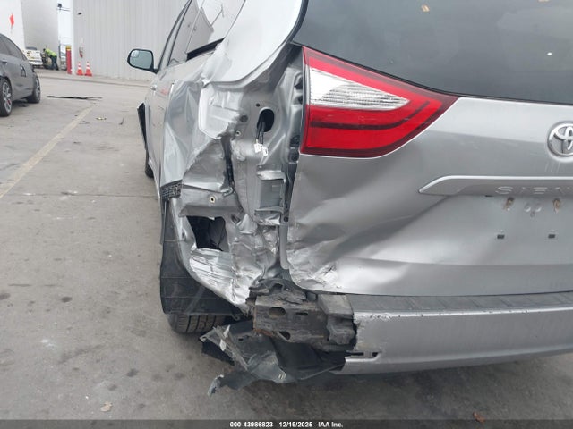 5TDKZ3DC9JS944513 Toyota Sienna Le 8 Passenger