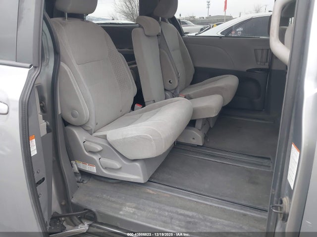 5TDKZ3DC9JS944513 Toyota Sienna Le 8 Passenger