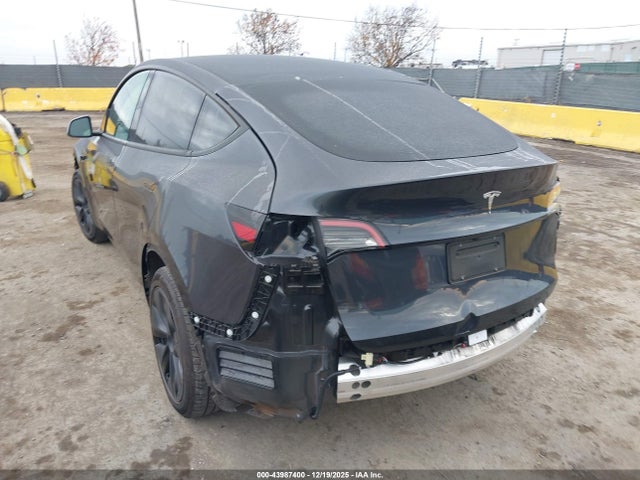2025 TESLA MODEL Y 7SAYGDED8SF279691 Photo 2