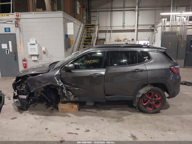 43987840 :رقم المزاد ، 3C4NJDBB4KT834481 vin ، 2019 Jeep Compass Latitude 4x4 مزاد بيع