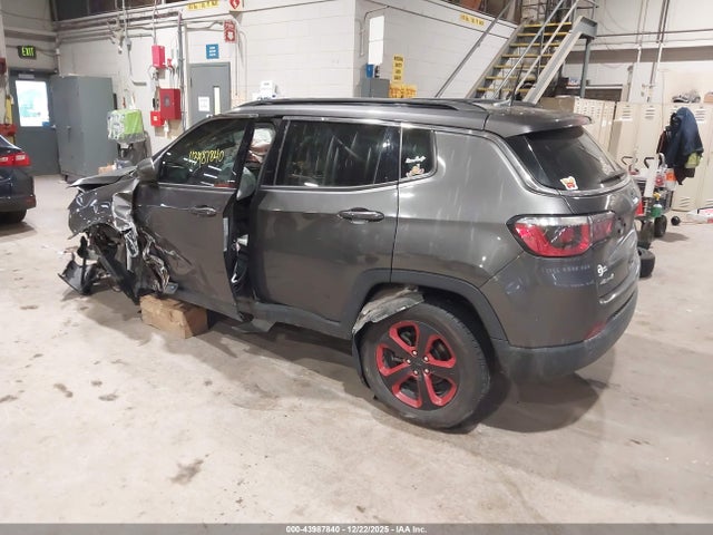 43987840 :رقم المزاد ، 3C4NJDBB4KT834481 vin ، 2019 Jeep Compass Latitude 4x4 مزاد بيع