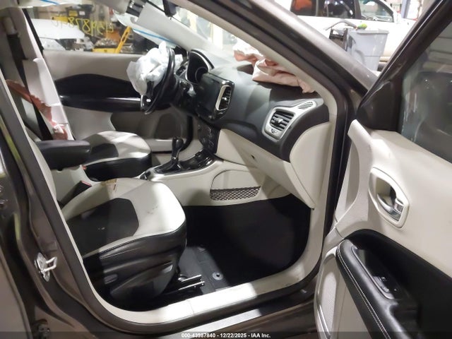 43987840 :رقم المزاد ، 3C4NJDBB4KT834481 vin ، 2019 Jeep Compass Latitude 4x4 مزاد بيع