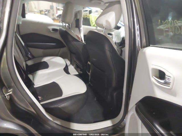 43987840 :رقم المزاد ، 3C4NJDBB4KT834481 vin ، 2019 Jeep Compass Latitude 4x4 مزاد بيع