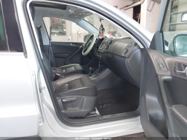 2011 VOLKSWAGEN TIGUAN WVGBV7AX5BW560283 Photo 4