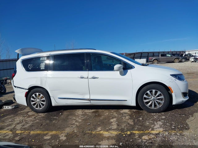 43988563 :رقم المزاد ، 2C4RC1BGXJR130650 vin ، 2018 Chrysler Pacifica Touring L مزاد بيع