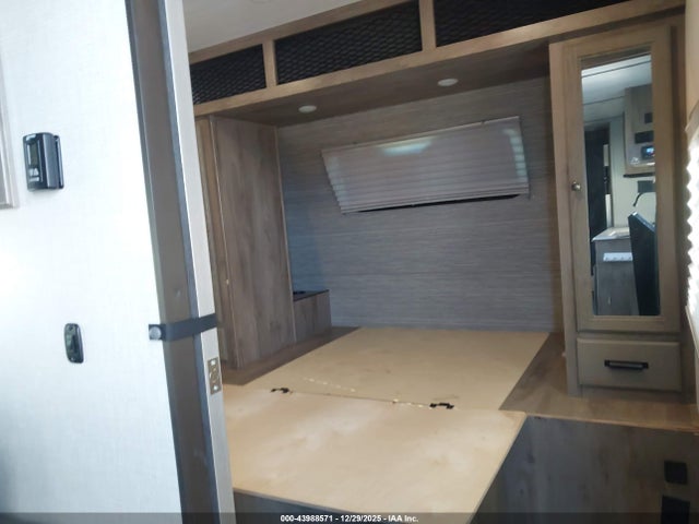 4X4TSVA2XNL044303 Forest River Surveyor Legend 252rble Travel Trailer