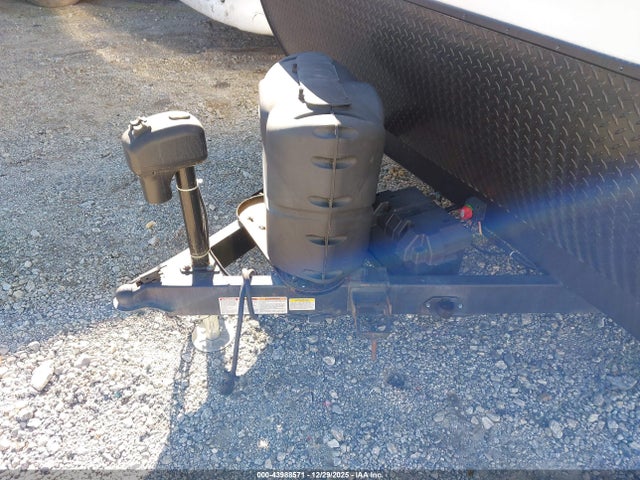 4X4TSVA2XNL044303 Forest River Surveyor Legend 252rble Travel Trailer
