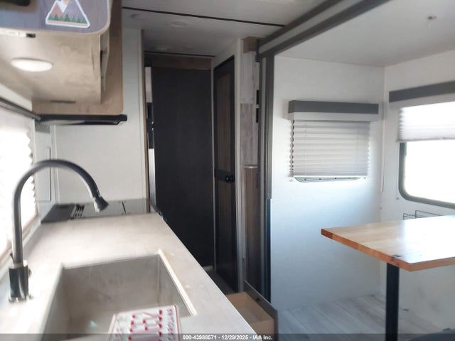 4X4TSVA2XNL044303 Forest River Surveyor Legend 252rble Travel Trailer