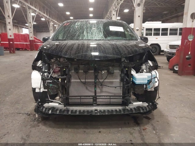 Toyota Sienna Platinum 2025 5TDESKFC9SS214563 Image 13