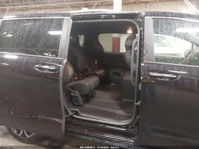 Toyota Sienna Platinum 2025 5TDESKFC9SS214563 Image 8