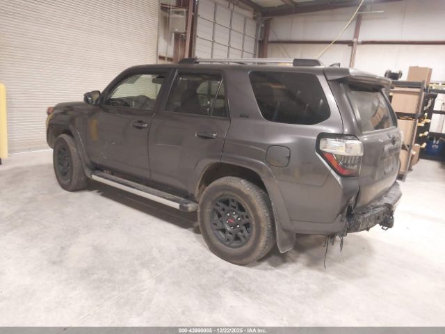 2020 TOYOTA 4RUNNER JTEBU5JR9L5752807 Photo 2