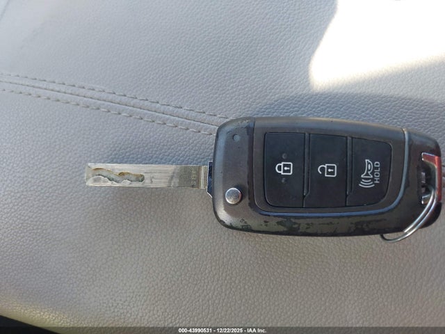 5NMJA3AE8NH059267 Hyundai TUCSON SE