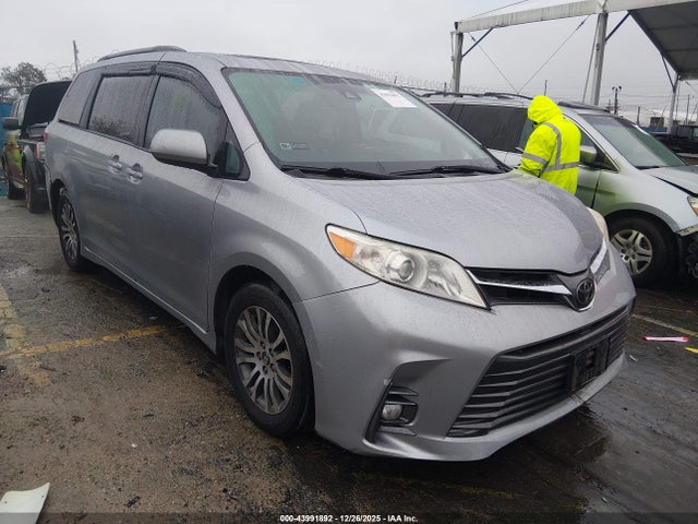 Toyota Sienna Xle 8 Passenger 2018 5TDYZ3DC3JS911095 главное изображение
