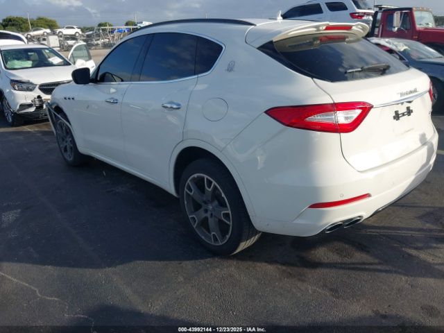 2017 MASERATI LEVANTE ZN661XUS1HX220275 Photo 2
