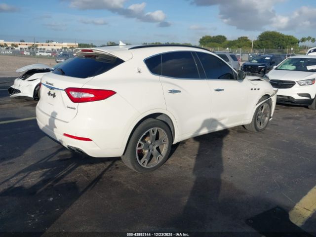 2017 MASERATI LEVANTE ZN661XUS1HX220275 Photo 3